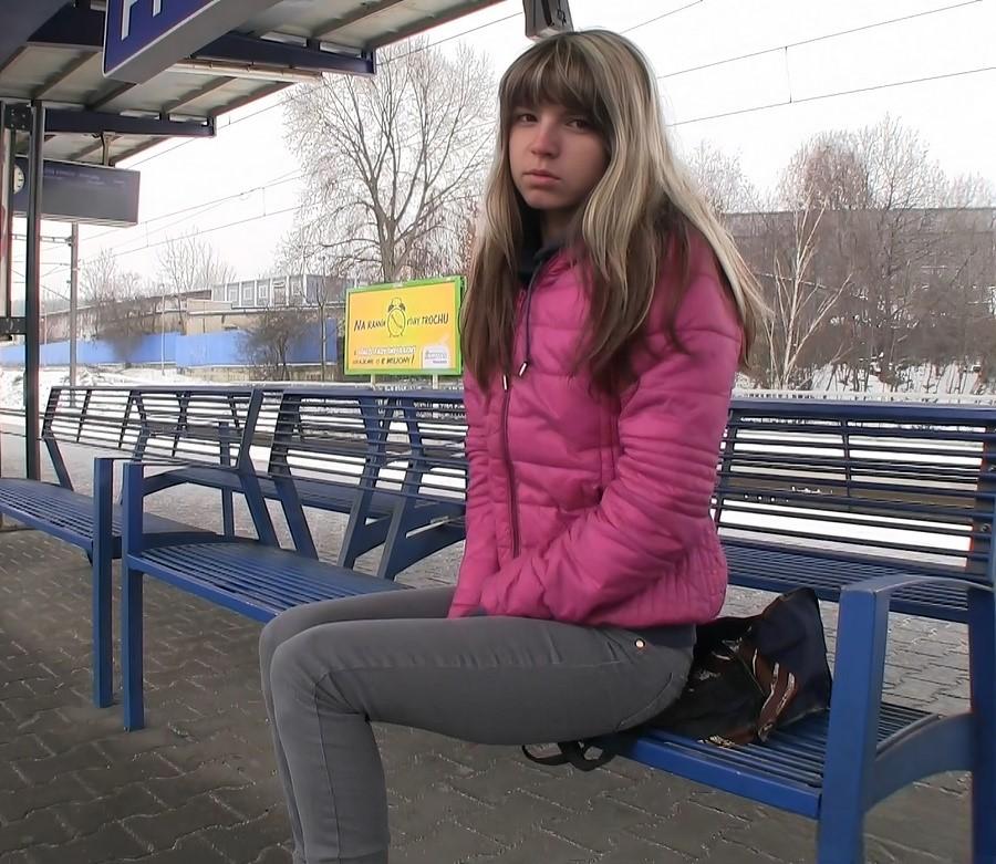 Худенькая молодая студентка отдалась незнакомцу за деньги в поезде Худенькая молодая студентка отдалась незнакомцу за деньги в поезде