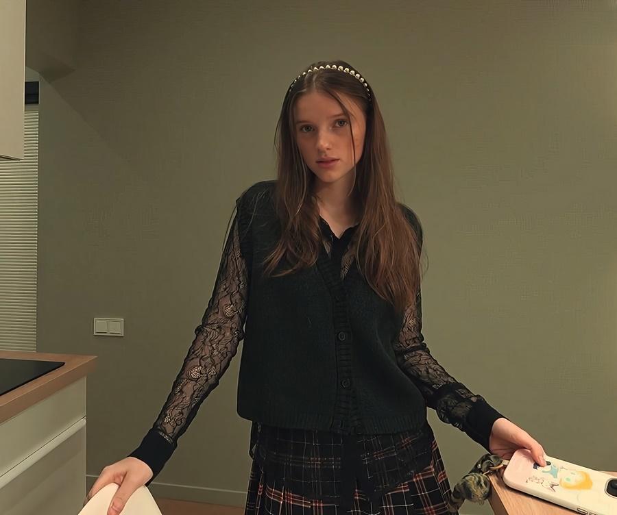 Сводный брат дразнит сводную сестренку членом во время овуляции