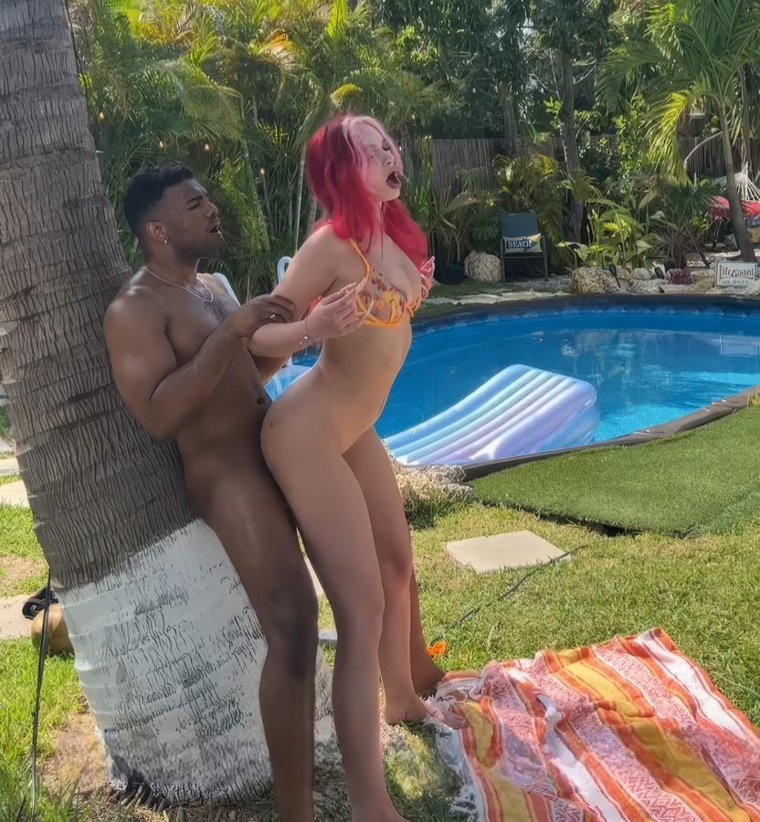 Девушка изменяет своему парню на заднем дворе