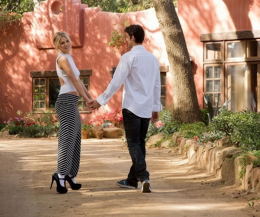 Романтический секс с любимой во время прогулки