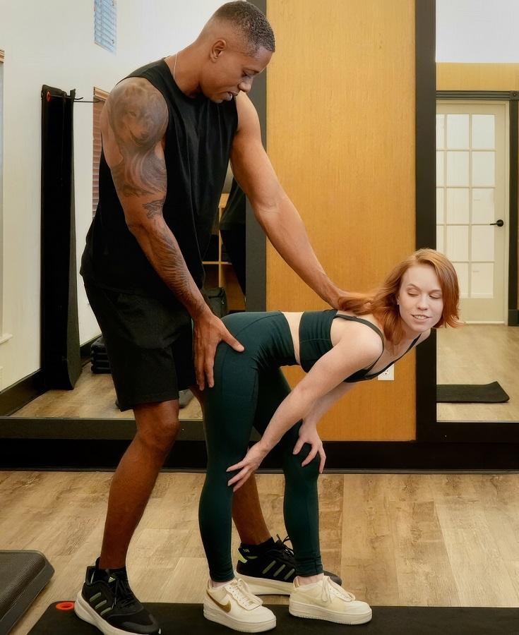 Худенькая молоденькая девушка трахается с черным тренером с огромным членом