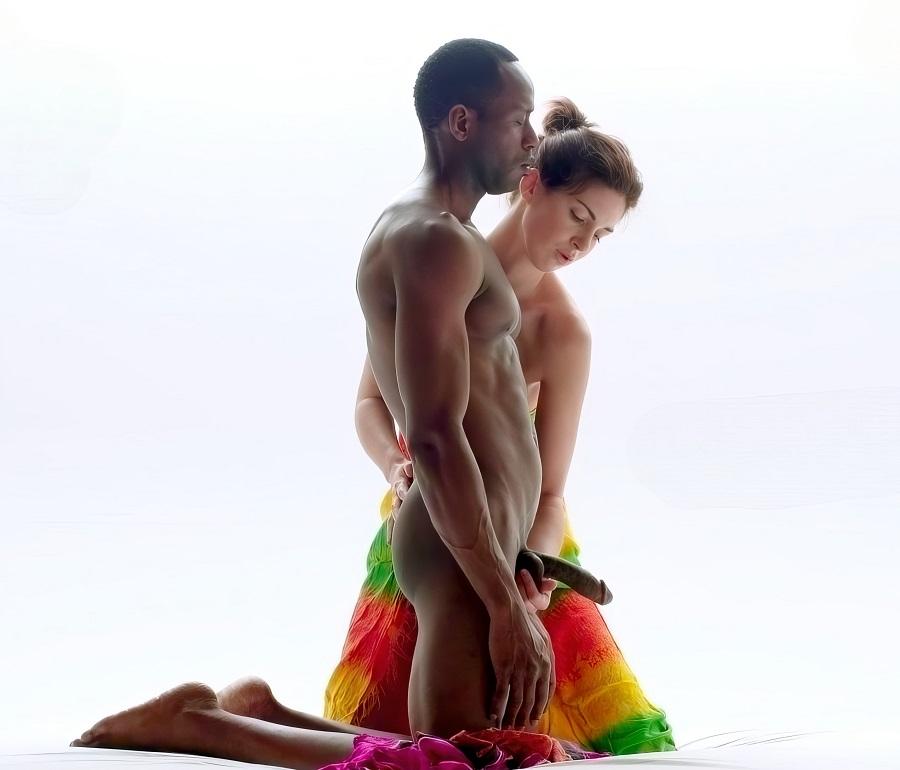 Шарлотта делает массаж большого пениса