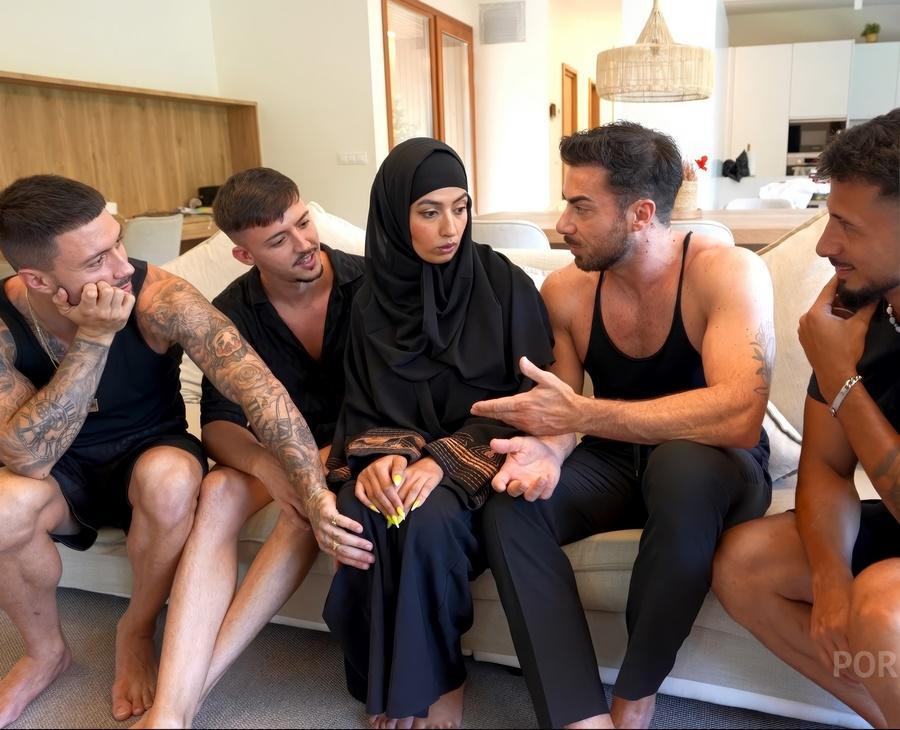 Мусульманка в хиджабе трахается с четырьмя большими членами с двойным проникновением