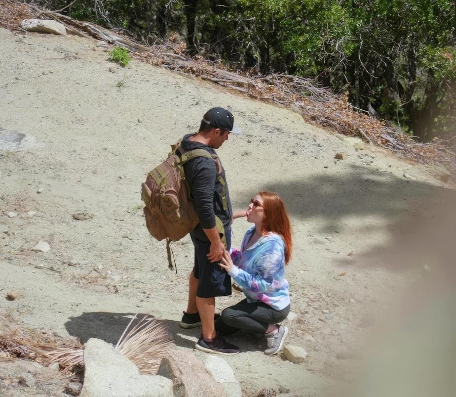 Парнишка тайно снимает секс туристов в лесу