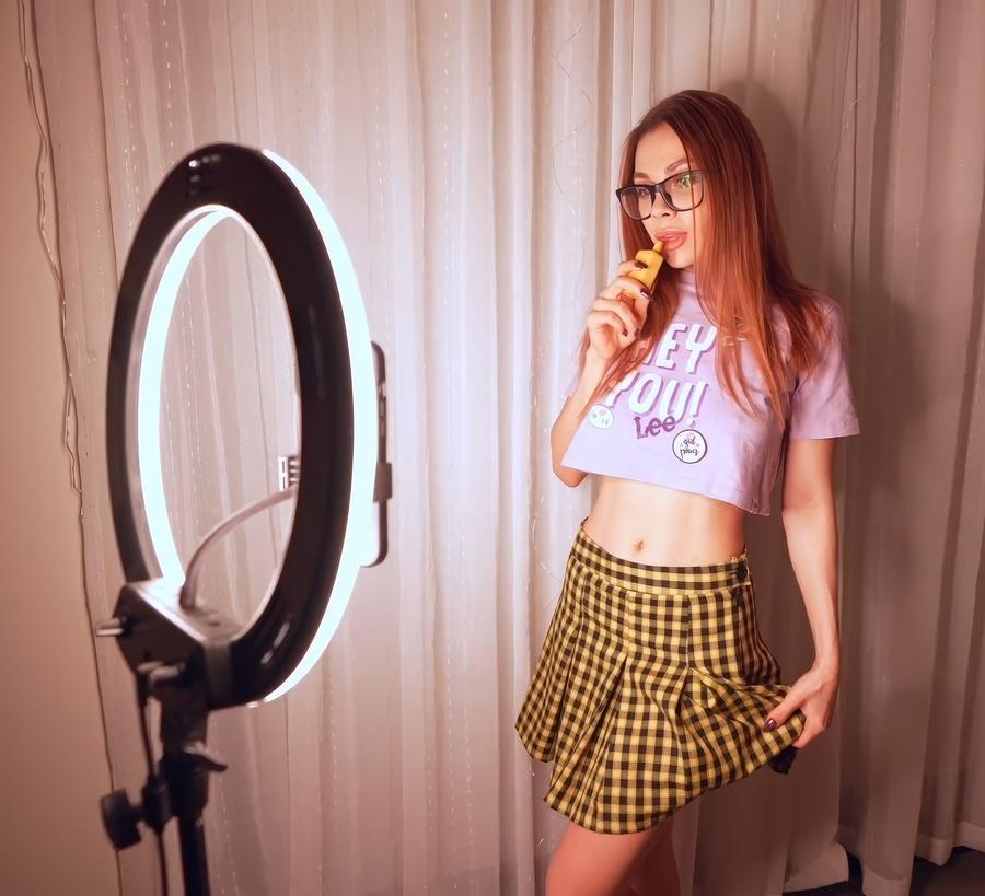 Девушка блогер занимается сексом с подписчиком