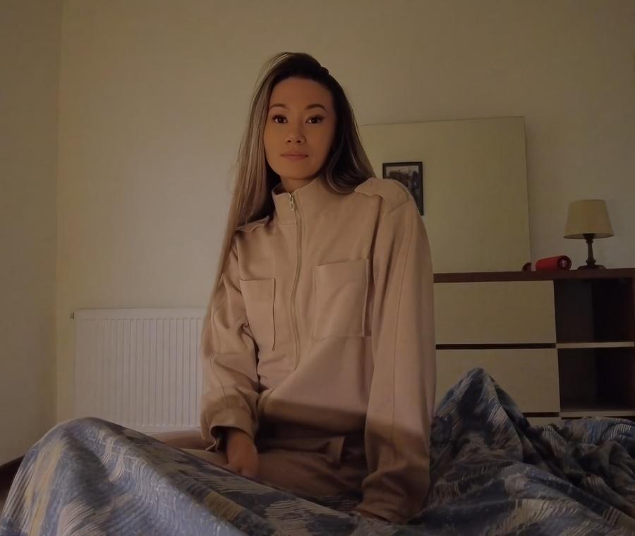 Пьяная молодая мачеха хочет трахнуться в попку