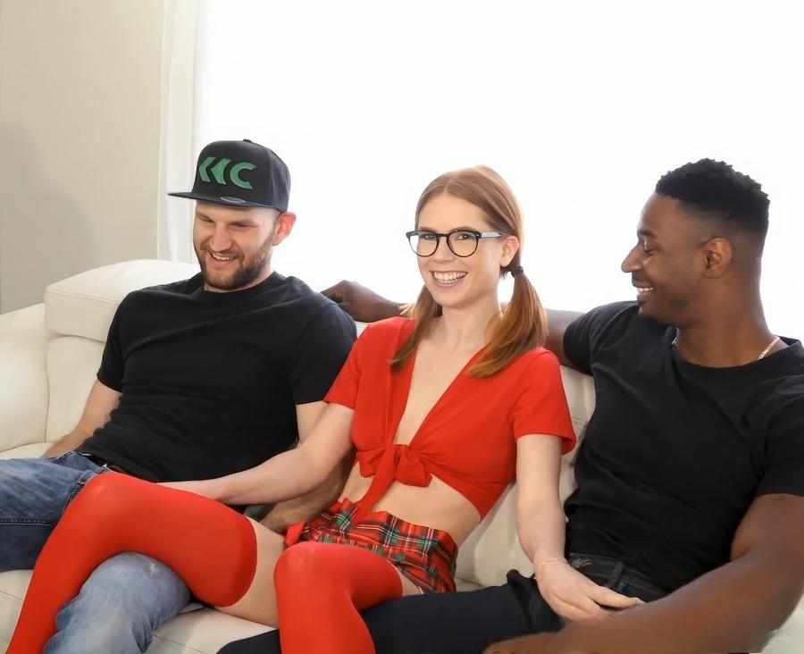 Студентка с косичками и в мини-юбке пробует своё первое двойное проникновение