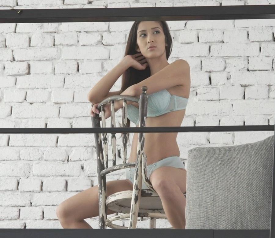 Смуглая брюнетка Darcia Lee в нижнем белье ждет любимого для секса Смуглая брюнетка Darcia Lee в нижнем белье ждет любимого для секса