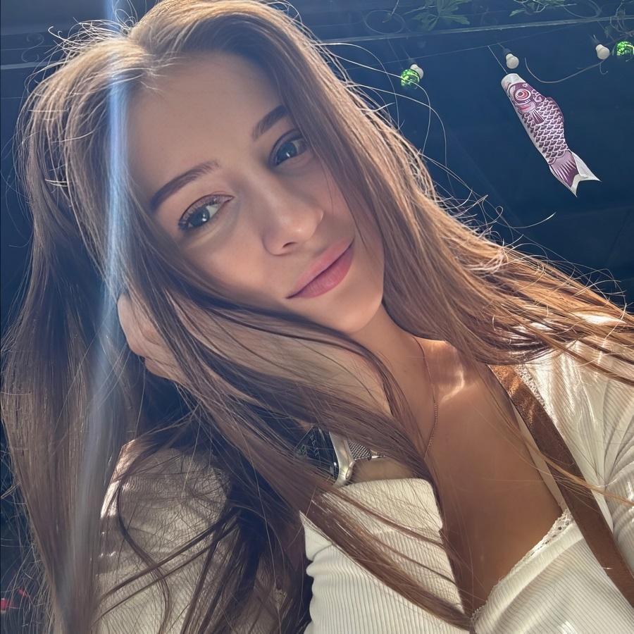 Молодая красавица Elina Lizz дала наполнить свою розовую писечку спермой