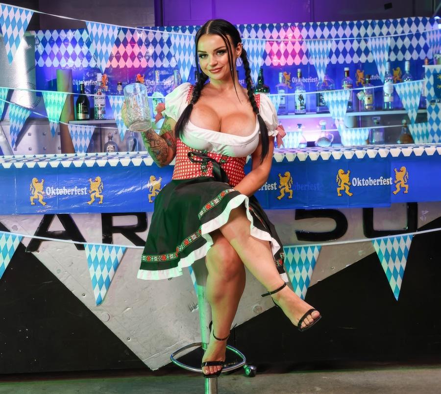 Секс с грудастой Фройляйн на Октоберфест