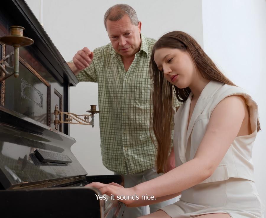 Старый учитель музыки трахает молодую студентку