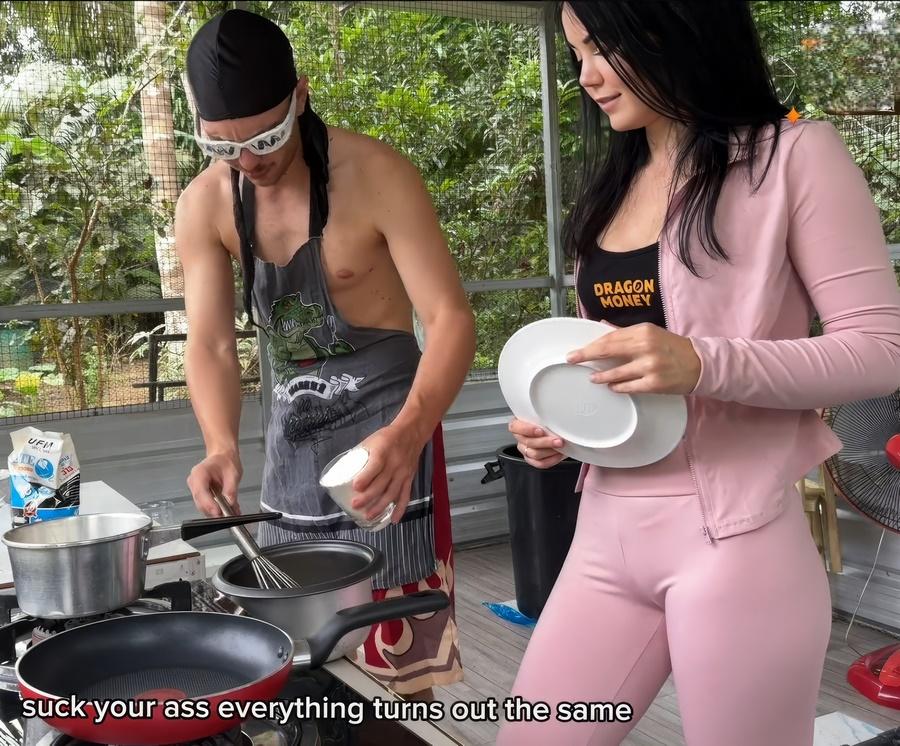 Пожарили блинчики под пошлые разговоры а потом занялись сексом