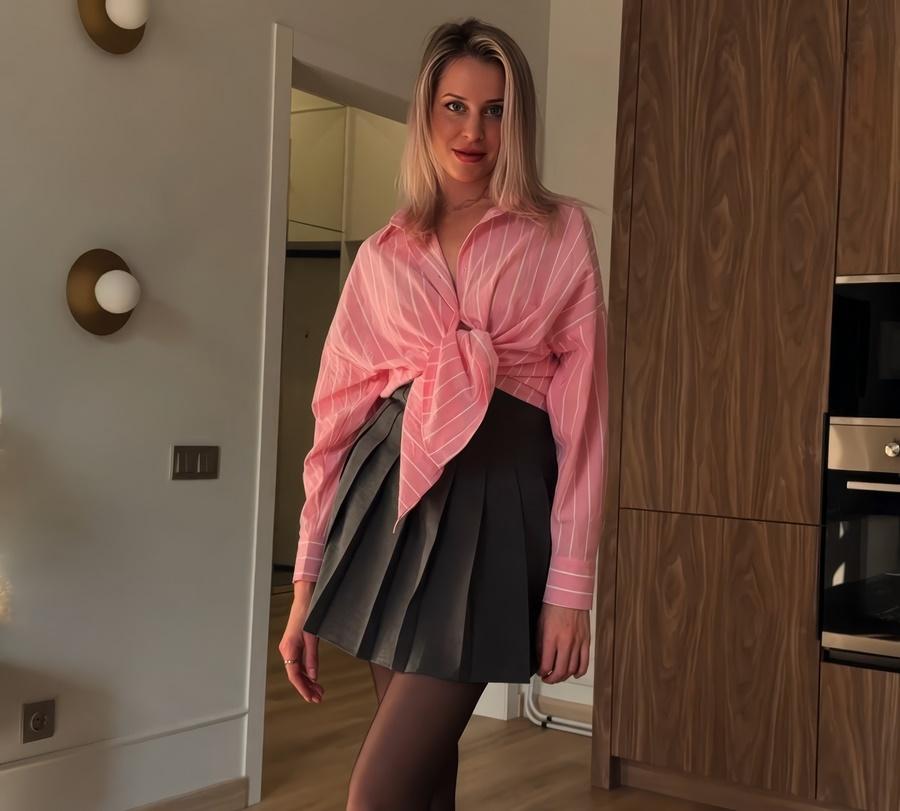 Трахнул Mila Lioness в колготках черной юбочке