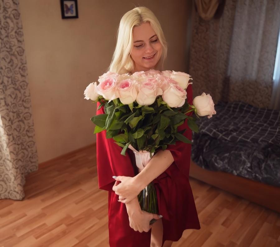 Молодая девушка занялась сексом с курьером, что принес ей цветы