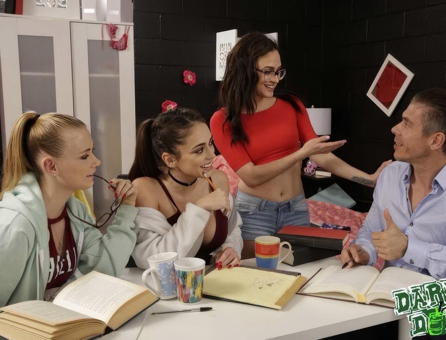 Три молоденькие студентки соблазняют любимого учителя Три молоденькие студентки соблазняют любимого учителя