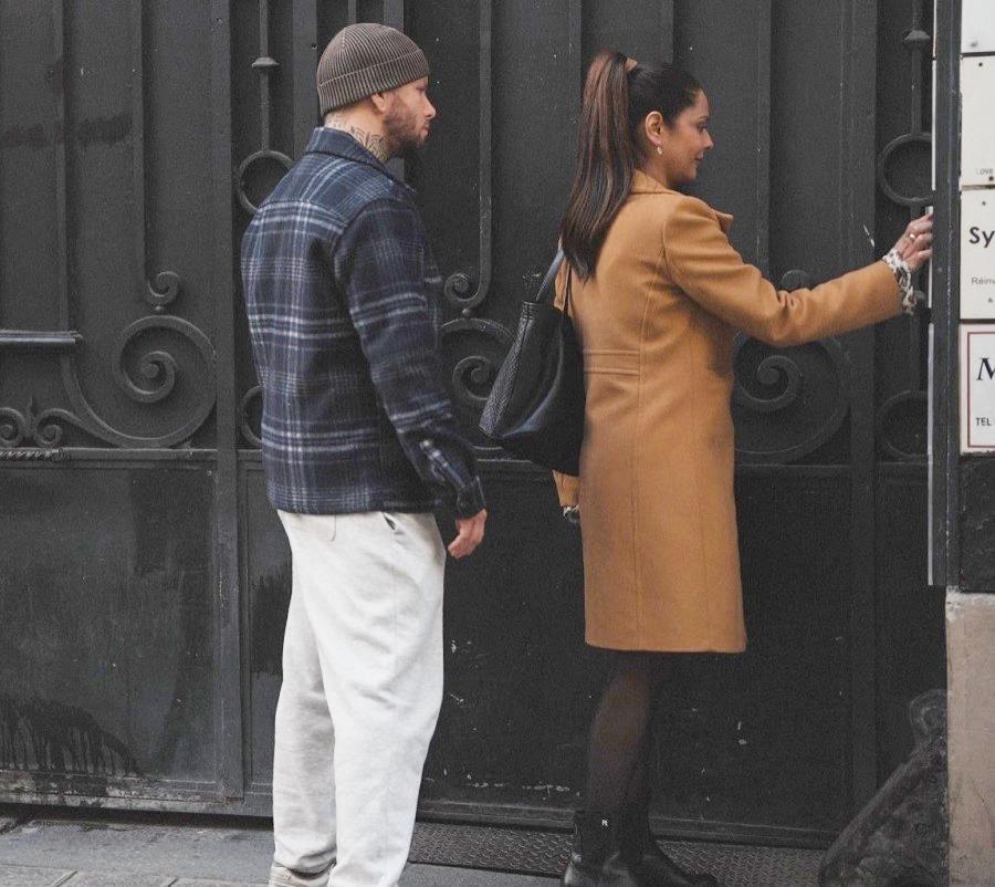 Элегантная милфа - начальница трахается в офисе с молодым парнем