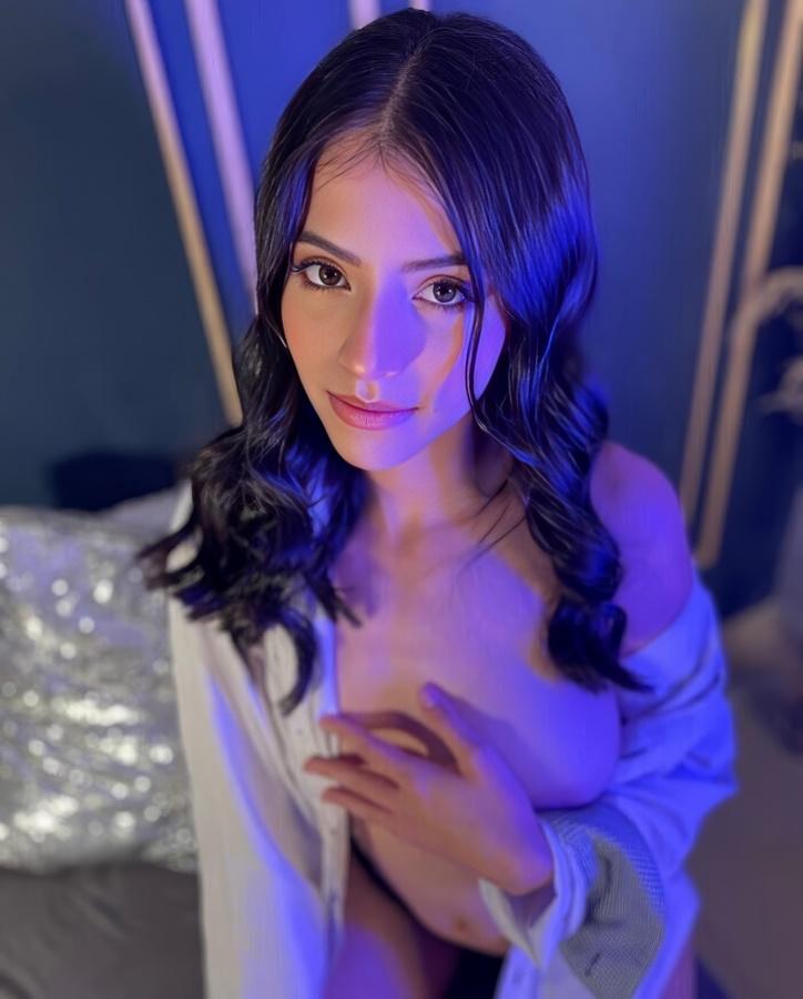 Молодая девчонка Palebabyy пришла к другу за сексом