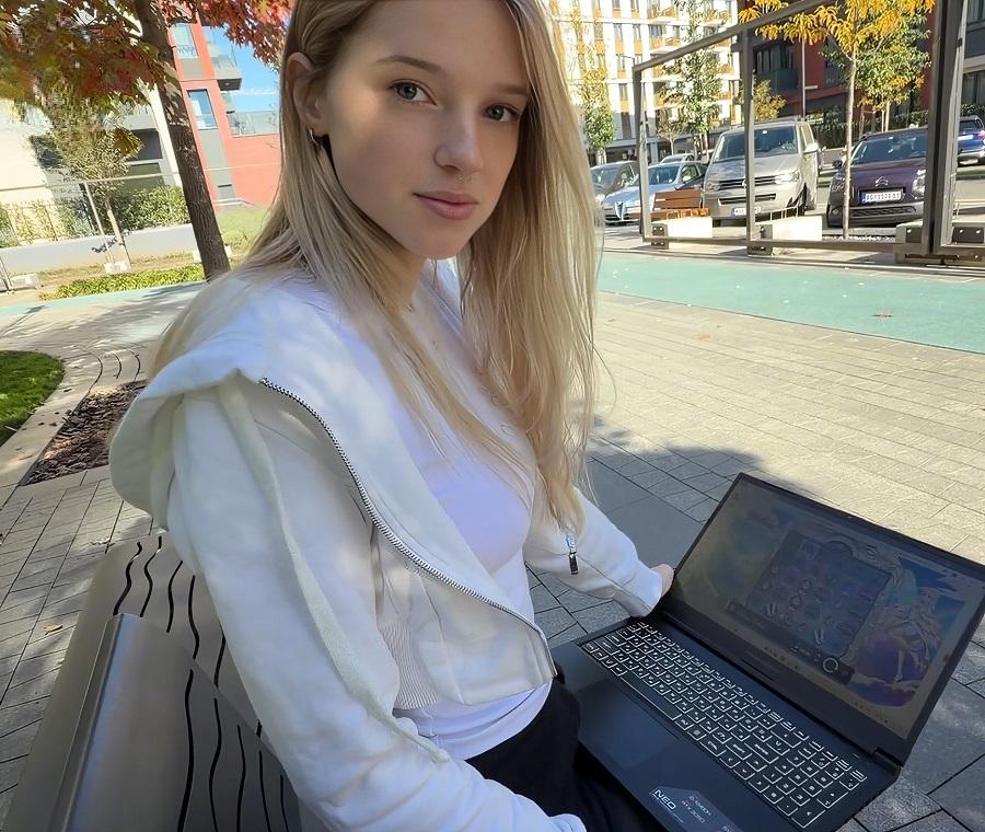 Милашка любит играть в азартные игры и трахаться