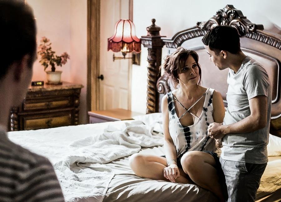 Молодой пасынок вместе с другом трахнул свою мачеху