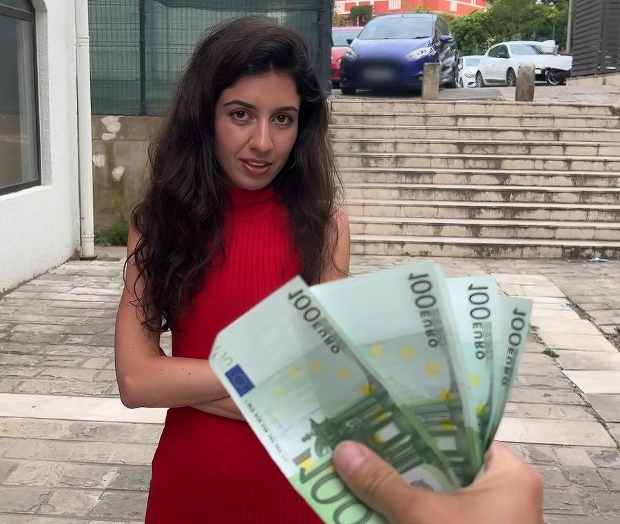 Девчонка занялась сексом с незнакомцем за 500 евро