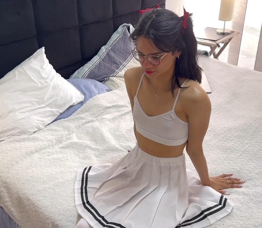 Молодая студентка - чирлидерша отсасывает член с заглотом