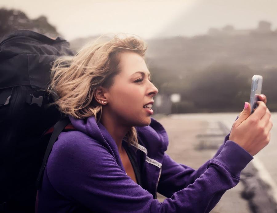 Красивая туристка Zoey Monroe трахнулась ради ночевки