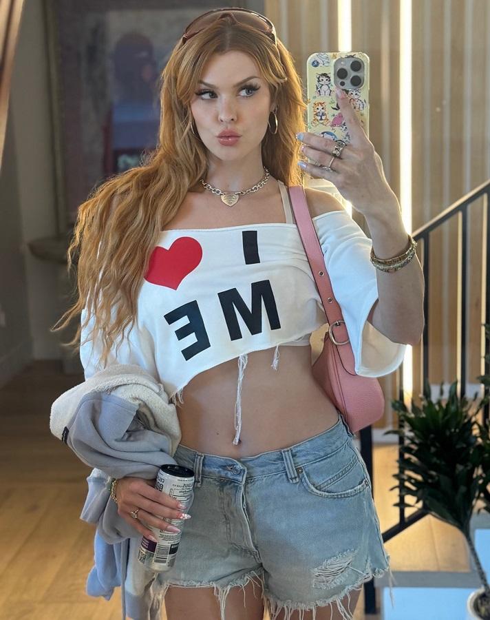 Незнакомцев поселили в в отеле в одну комнату