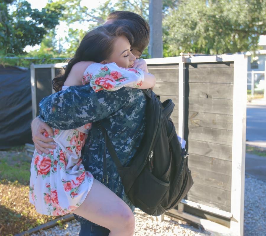 Младшая сводница встретила старшего сводника после длительной разлуки и занялась с ним сексом