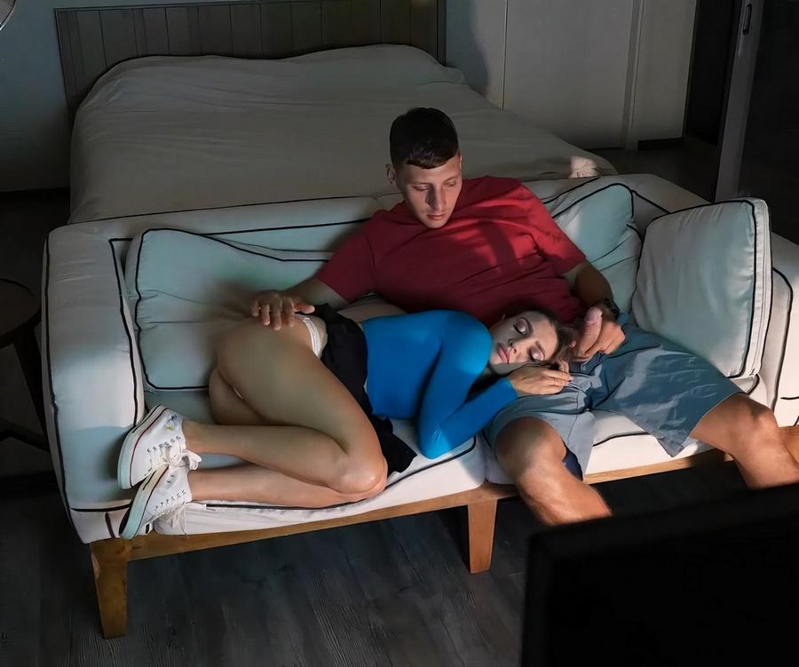 Во время просмотра фильмов девушка уснула на ногах бойфренда и была трахнута