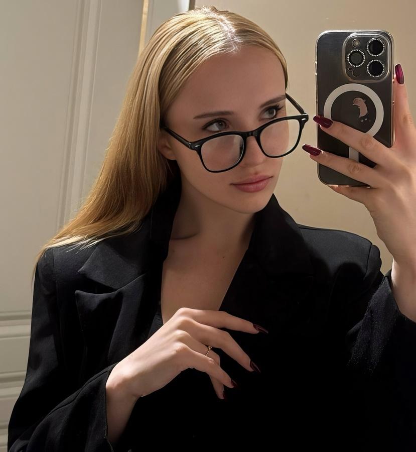 Милашку Polly Yangs в очках трахают в попку