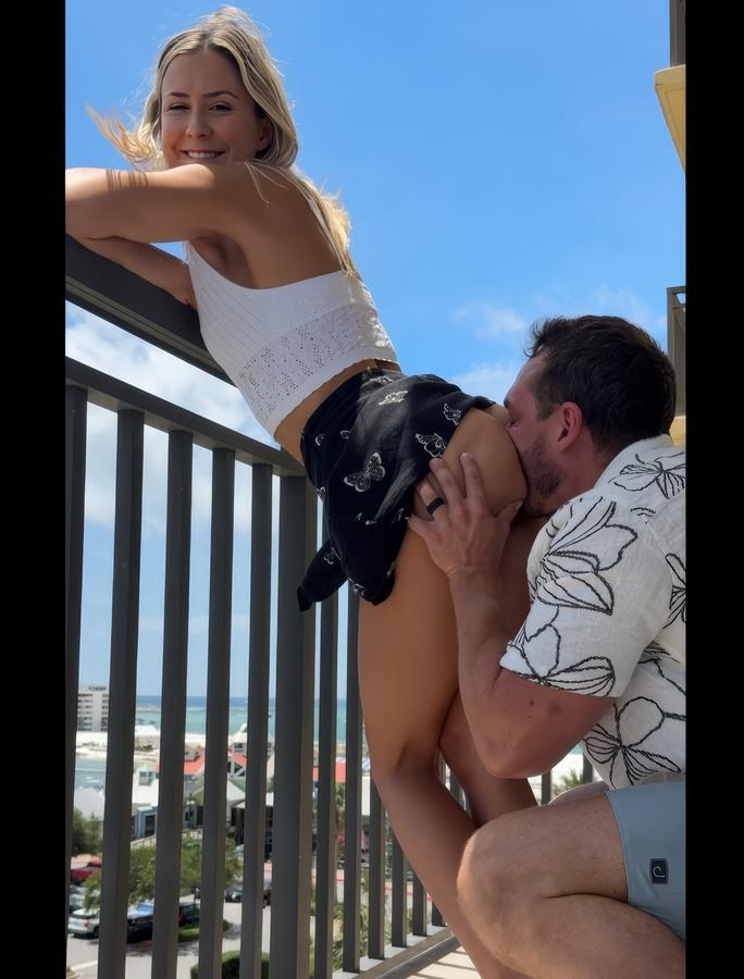 Парень очень сильно хочет трахнуть свою подружку