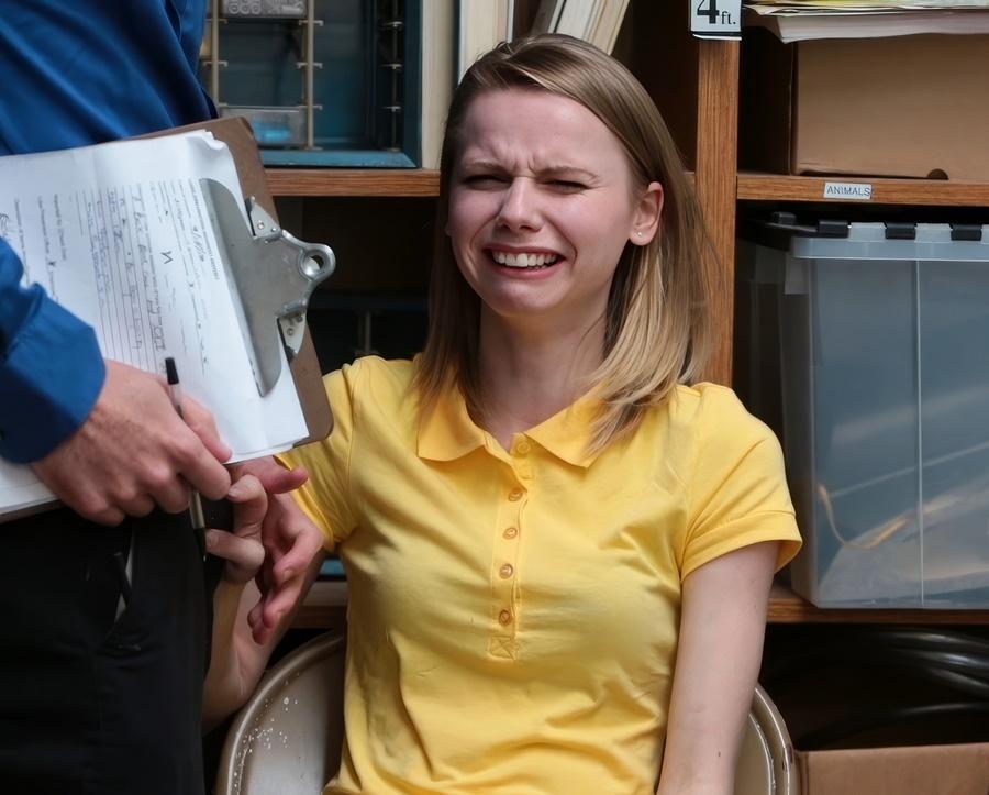 Молодая воровка со слезами на глазах сосет член у охранника