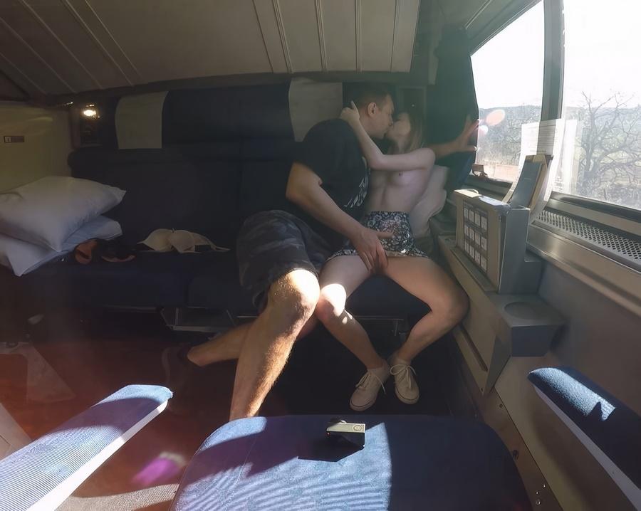 Мужик трахает в поезде молодую студентку