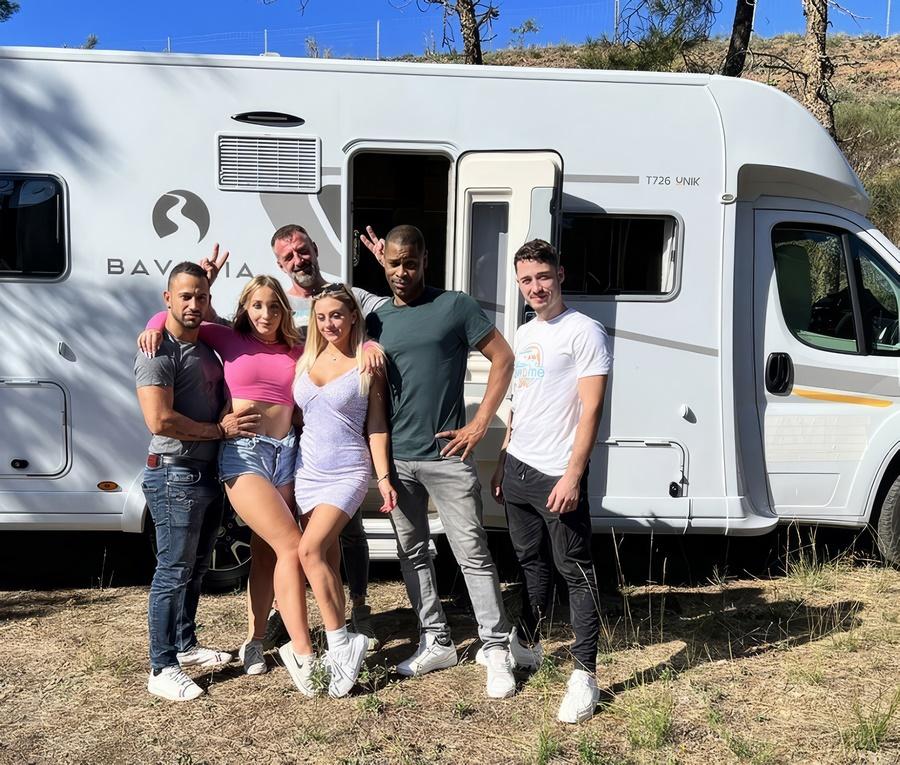 Компания ездит по Франции и трахается в красивых местах