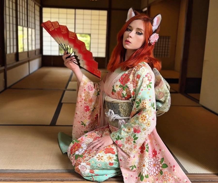 Рыжая бестия Sweety Fox в униформе гейши покорно ждет секса