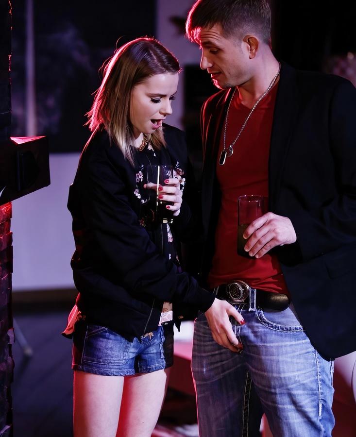 Молодая девчонка после свидания хочет трахаться