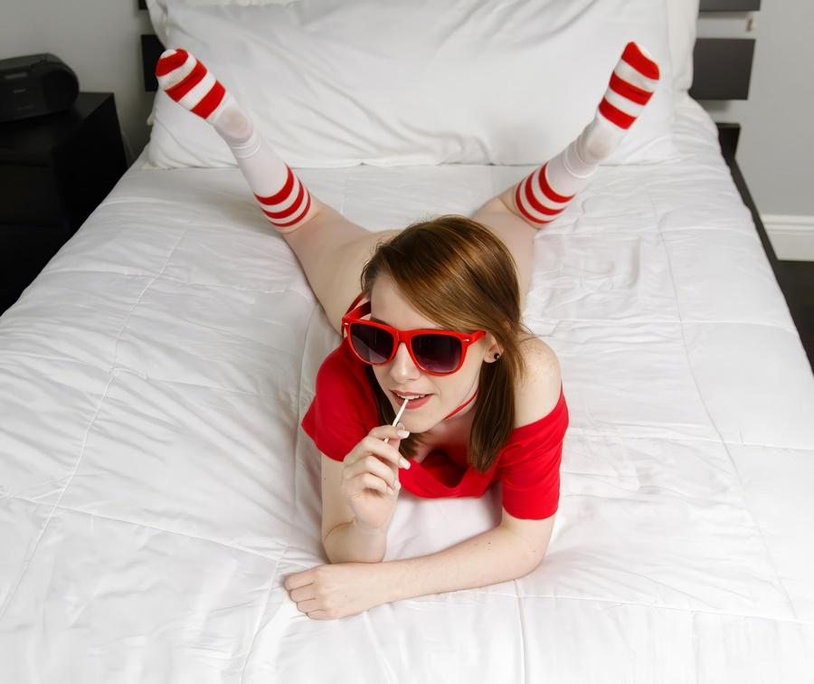 Девчонка Alice Merchesi с косичками любит сосать член словно леденец