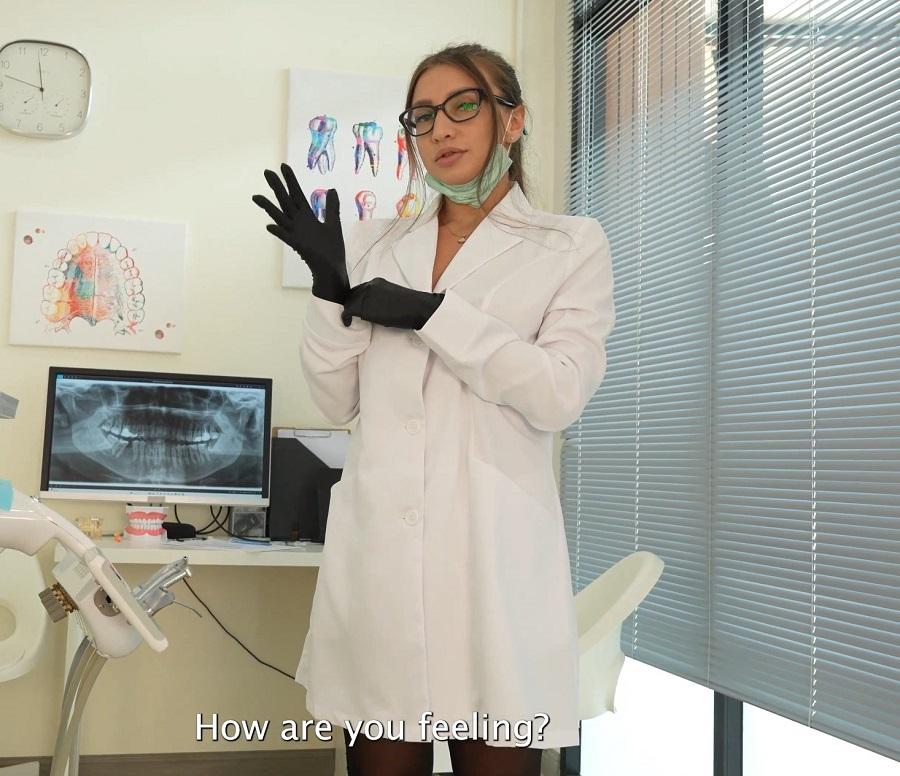 Секс с красивой женщиной дантистом в её кабинете