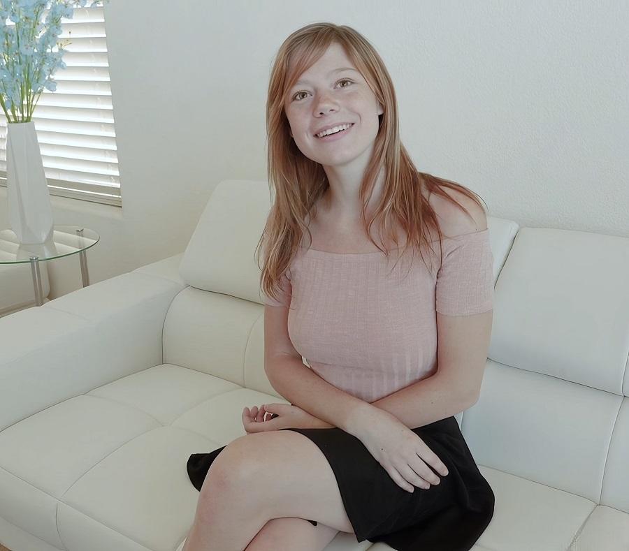 Mia Collins показывает как мастурбирует и занимается сексом