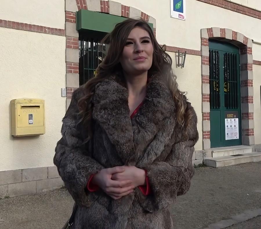 Француженке в шубе согласилась сняться в порно Француженке в шубе согласилась сняться в порно