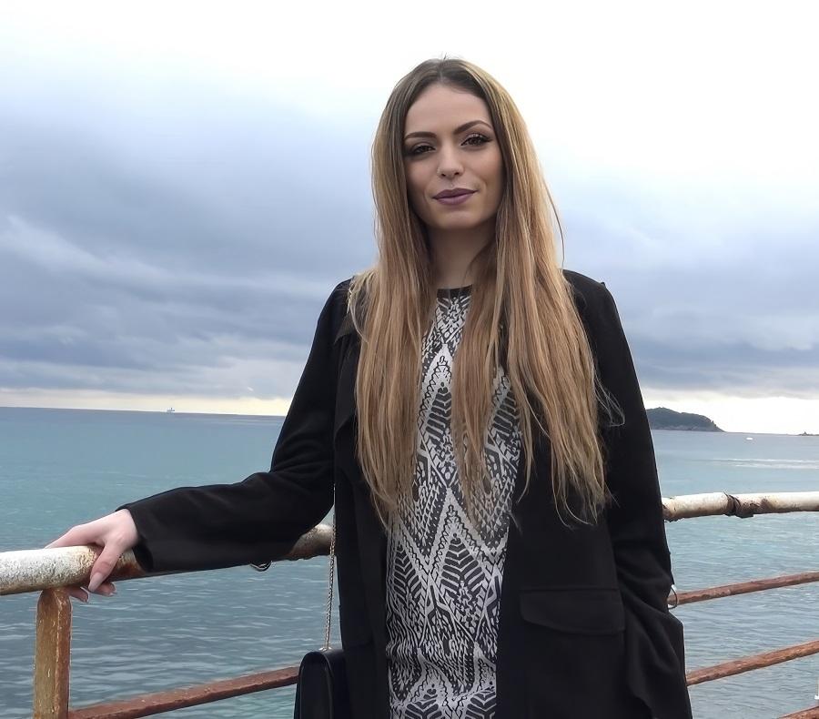 Офисная шлюшка Клара готова трахаться за деньги