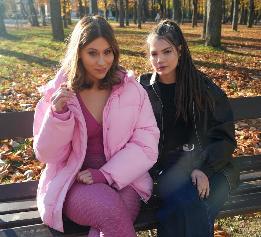 Мужик пытается подцепить в парке девчонок