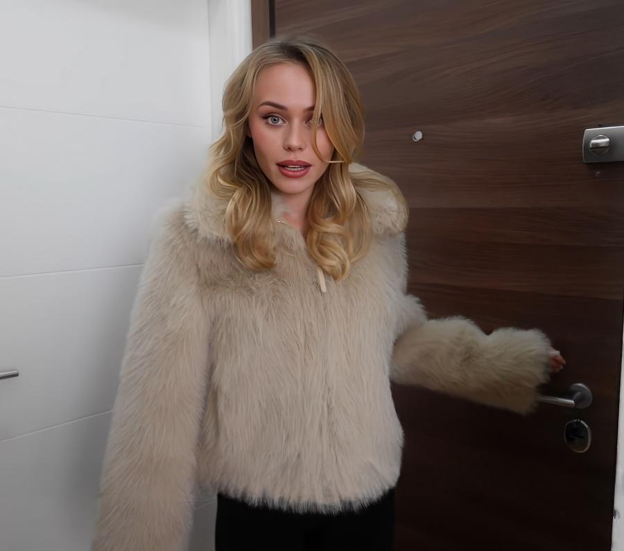 Подруга моей мачехи не могла больше ждать и наконец приняла мой член в свои мокрые дырочки