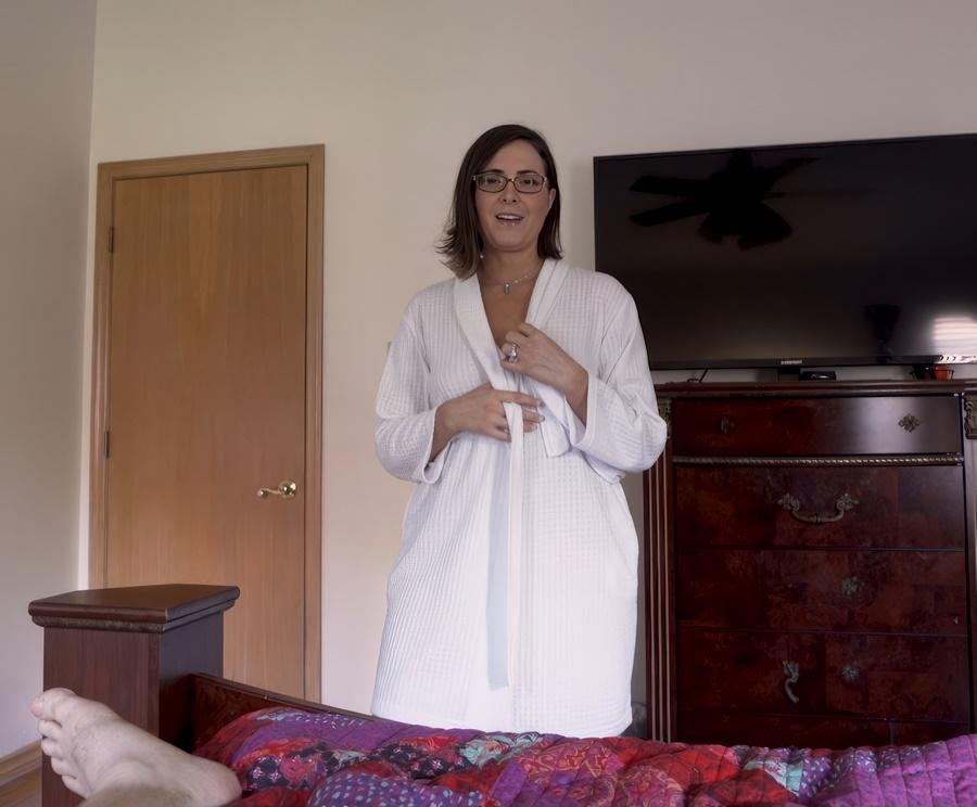 Пока муж принимает душ жена пошла трахаться с пасынком