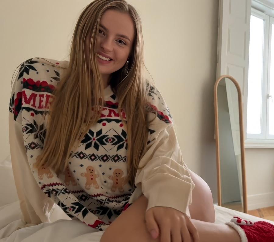 Перед новогодними праздниками парень хочет кончить в подружку Перед новогодними праздниками парень хочет кончить в подружку