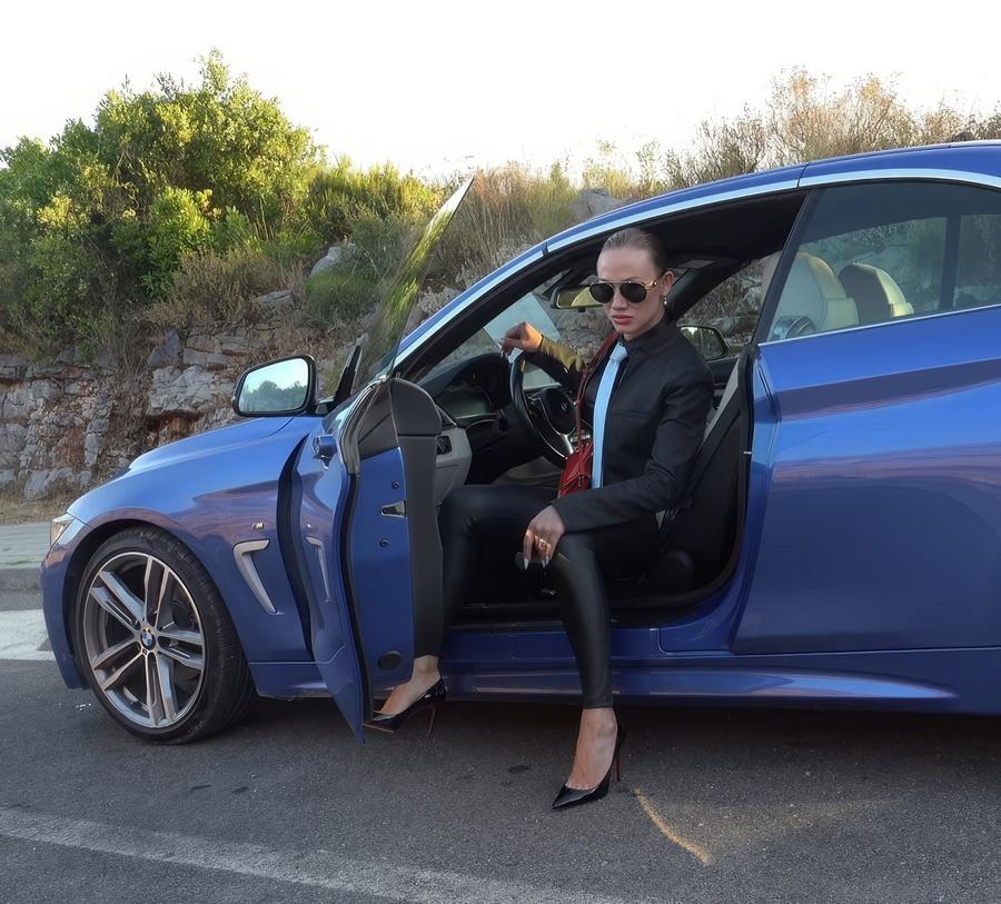 Леди Босс в кожаных штанах мастурбирует в спортивном автомобиле Леди Босс в кожаных штанах мастурбирует в спортивном автомобиле