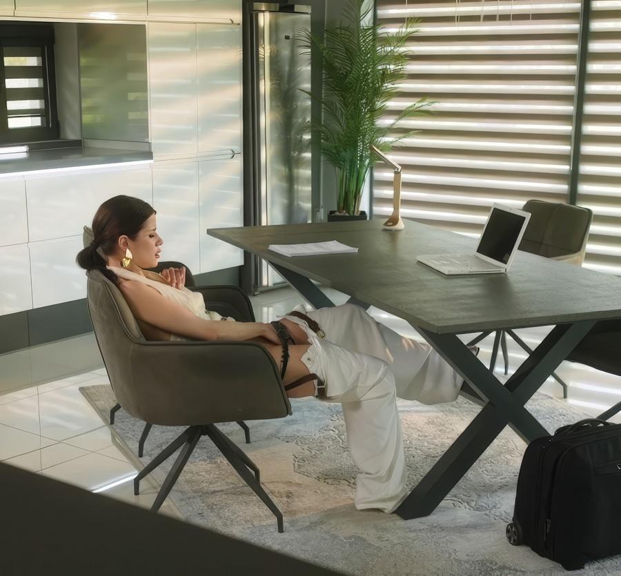 Начальник застал секретаршу за мастурбацией в офисе Начальник застал секретаршу за мастурбацией в офисе