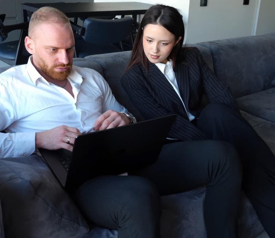 Молодая секретарша Rihanna Black отблагодарила за установку Windows