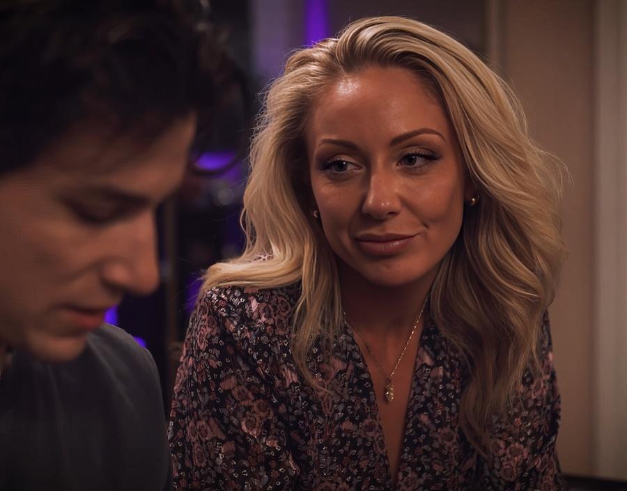 Ухоженная мачеха поднимает настроение пасынку своим сексуальным телом