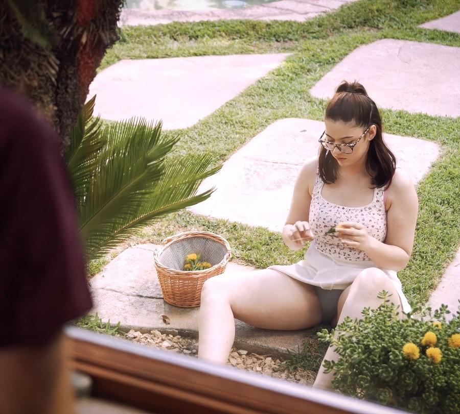 Старшая сводная сестренка манит своими трусиками